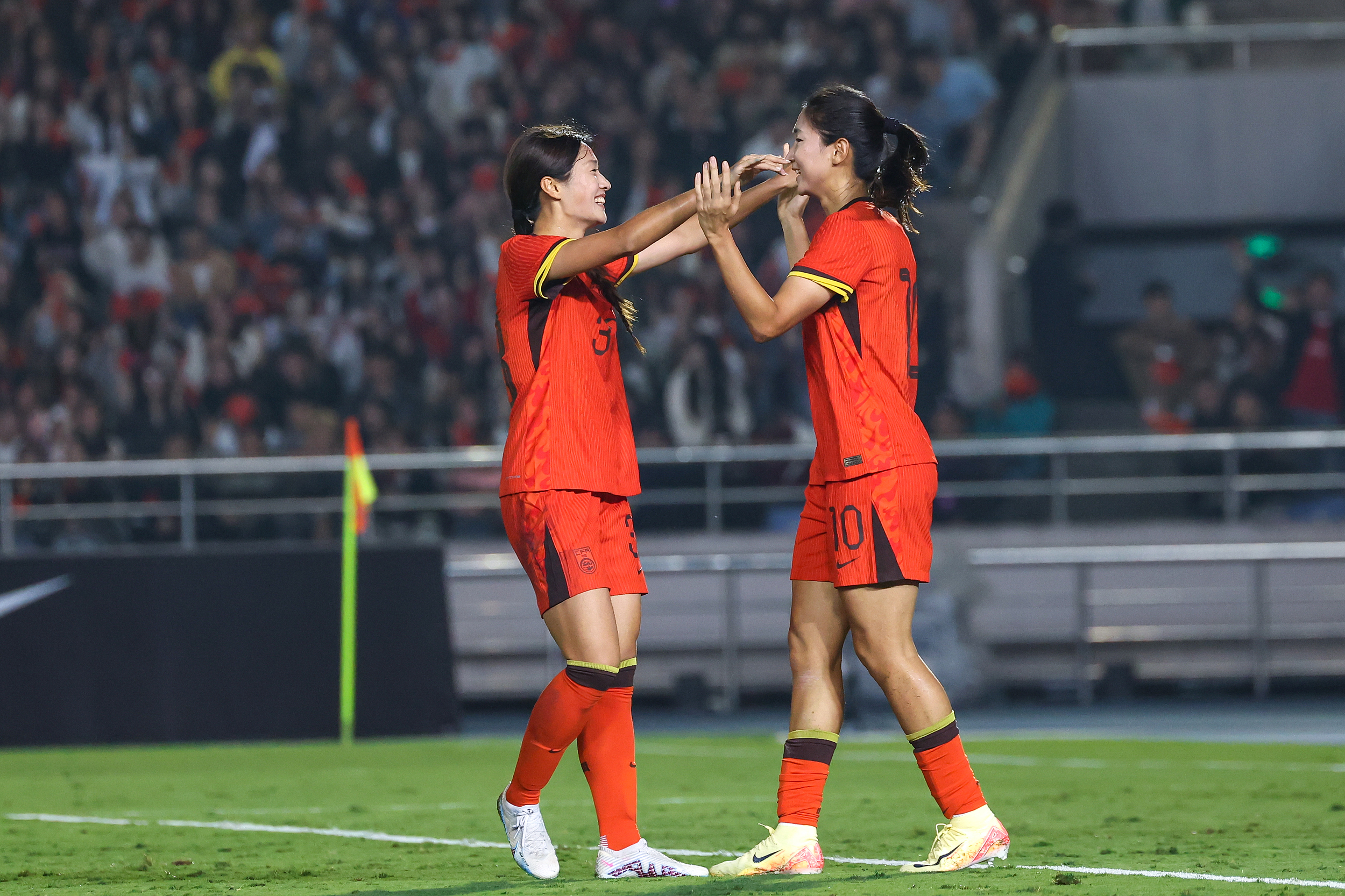 中国国家女足团结互助，比赛中取得喜人成绩