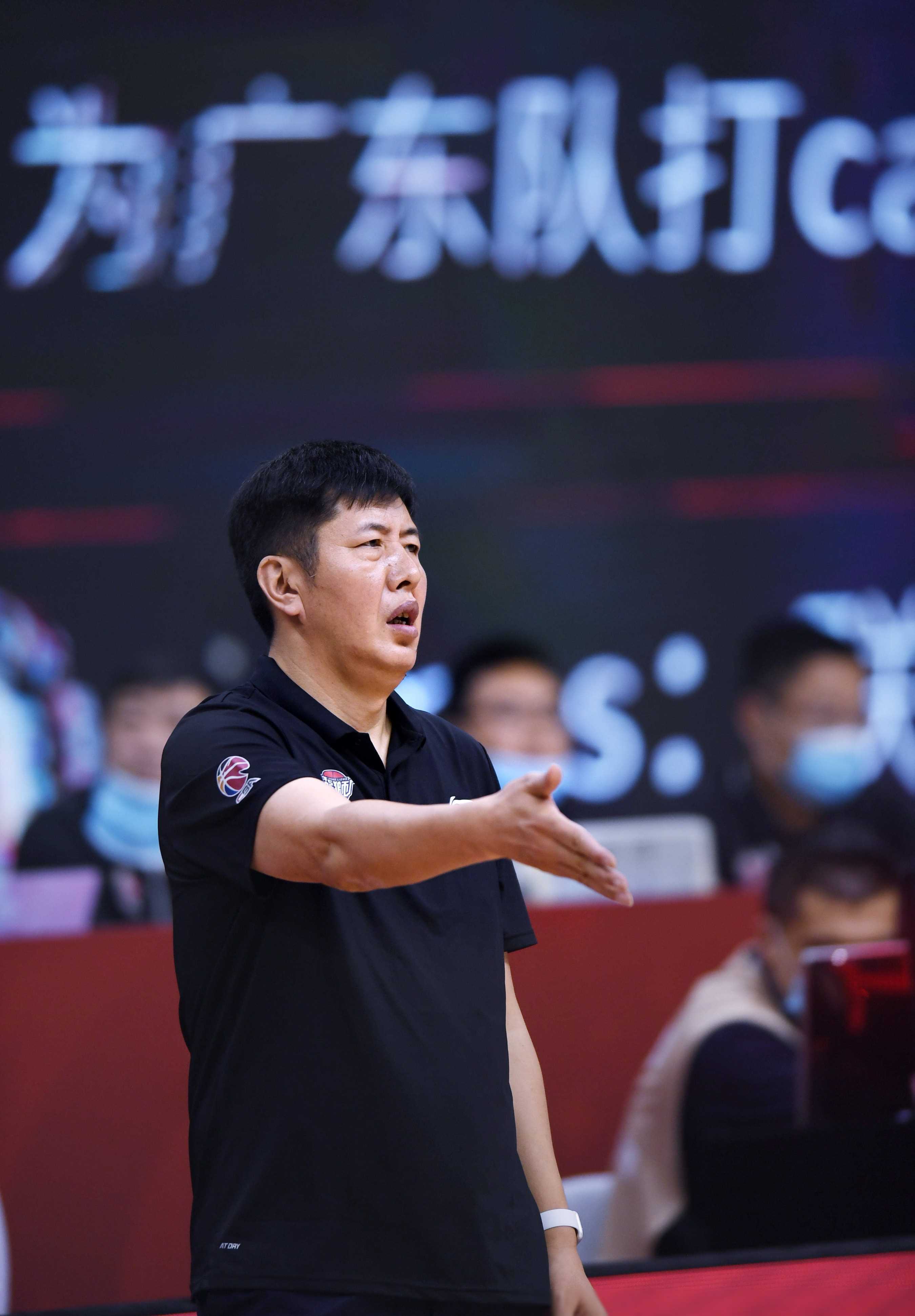 山东男篮备战对抗福建队，全队精神抖擞