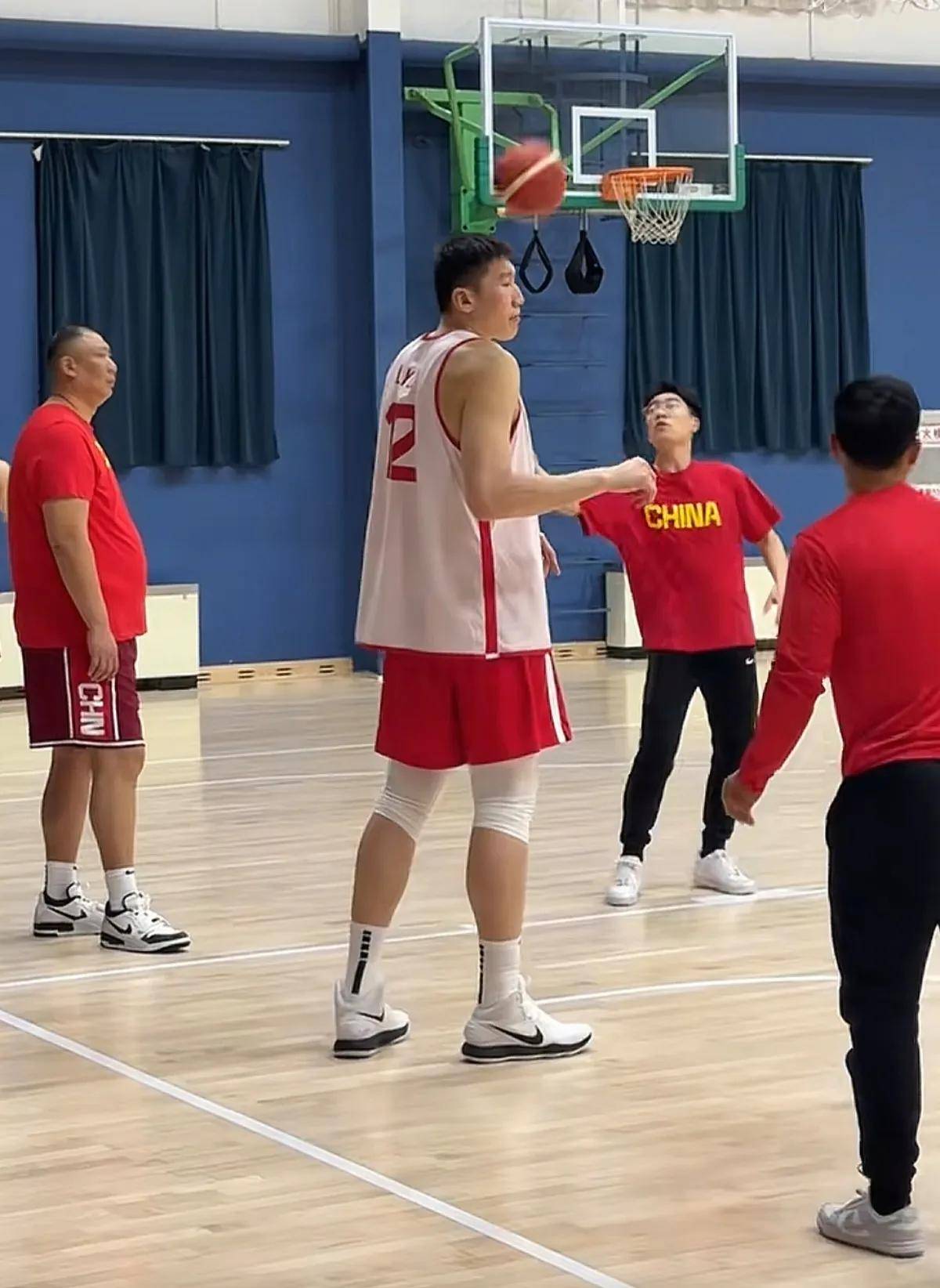 包含新疆队拼尽全力调整，迅速纠正战术成功放手一搏的词条